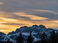 Helle Wolkenwellen über der Kampenwand am Morgen